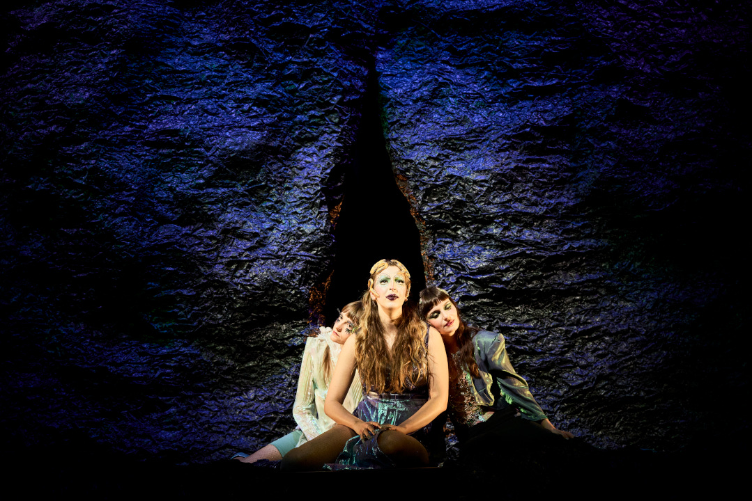 Photographie du spectacle Médusée, création de la compagnie Ultimato, mise en scène de Léna Bokobza-Brunet, avec Léna Bokobza-Brunet, Pauline Chagne et Léa Moreau