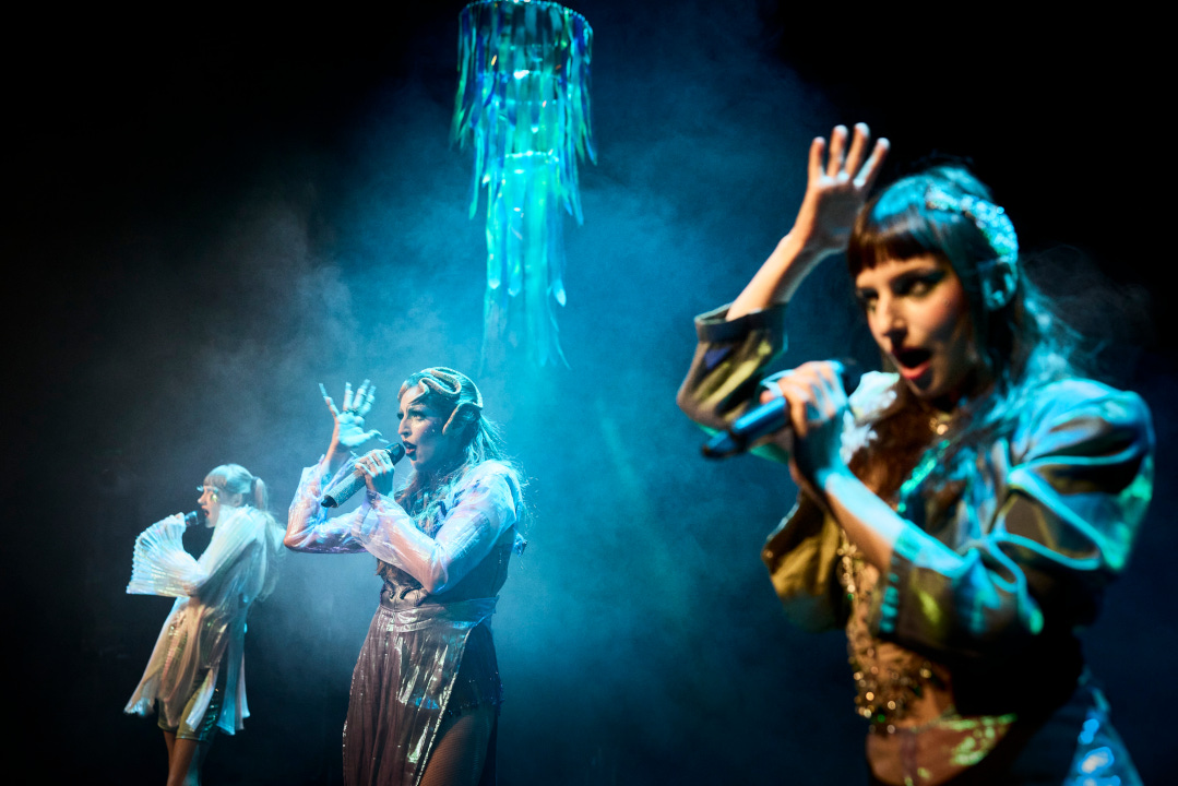 Photographie du spectacle Médusée, création de la compagnie Ultimato, mise en scène de Léna Bokobza-Brunet, avec Léna Bokobza-Brunet, Pauline Chagne et Léa Moreau