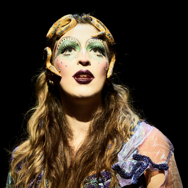 Photographie du spectacle Médusée, création de la compagnie Ultimato, mise en scène de Léna Bokobza-Brunet, avec Léna Bokobza-Brunet, Pauline Chagne et Léa Moreau