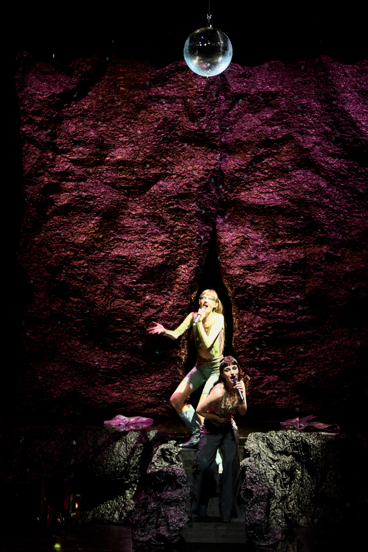 Photographie du spectacle Médusée, création de la compagnie Ultimato, mise en scène de Léna Bokobza-Brunet, avec Léna Bokobza-Brunet, Pauline Chagne et Léa Moreau