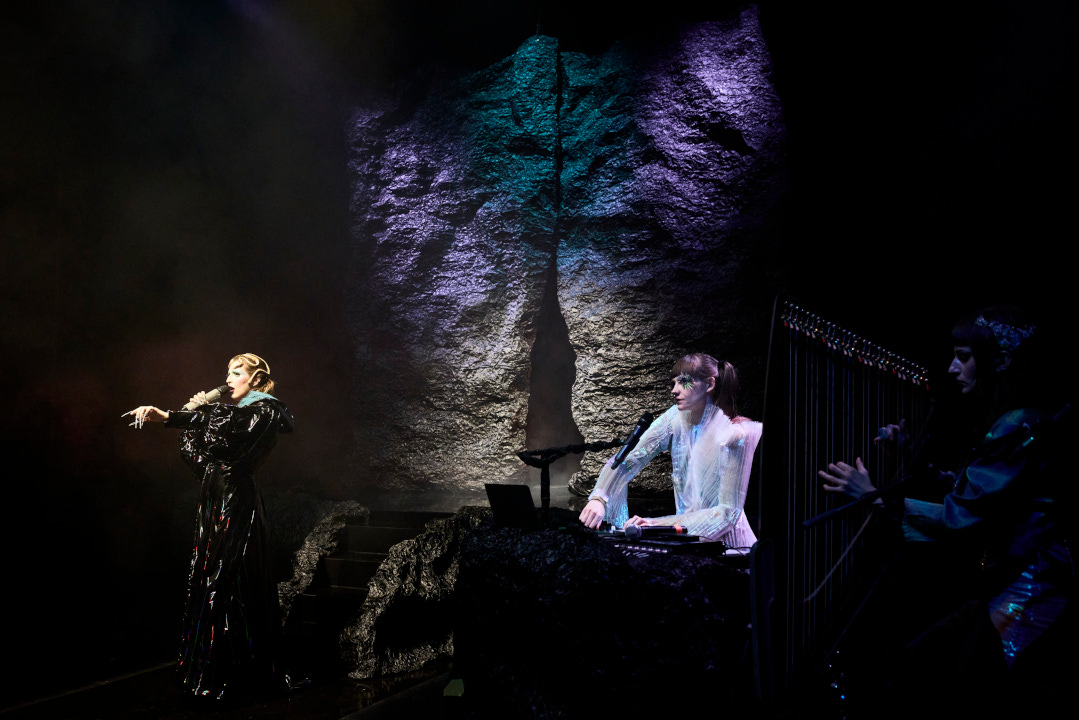 Photographie du spectacle Médusée, création de la compagnie Ultimato, mise en scène de Léna Bokobza-Brunet, avec Léna Bokobza-Brunet, Pauline Chagne et Léa Moreau