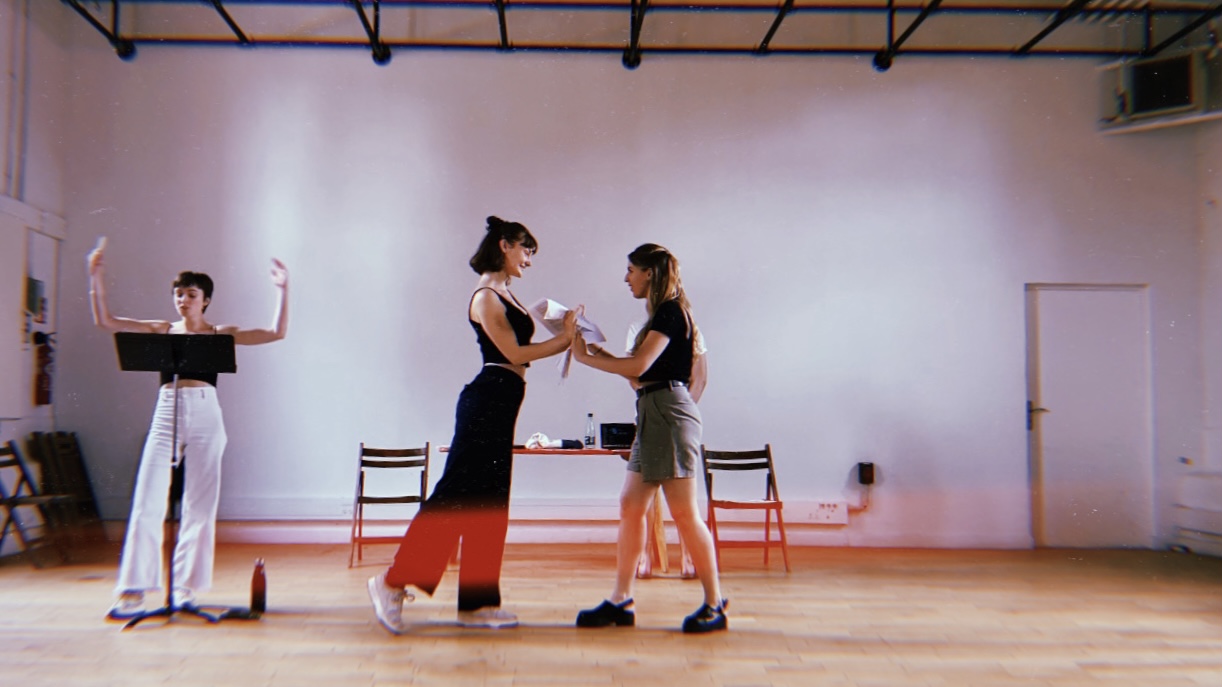 Photographie du spectacle Le goût du sang dans la bouche, création de la compagnie Ultimato, mise en scène de Léna Bokobza-Brunet, avec Léna Bokobza-Brunet, Lou Guyot ou Lia Khizioua Ibanez et Théa Petibon